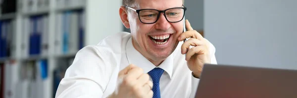 Empleado sonriente usando gafas — Foto de Stock