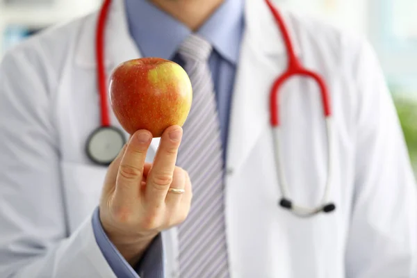 Manlig medicin terapeut läkare händer hålla röda färska mogna äpple — Stockfoto