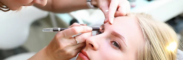 Vrouw die permanente make-up maakt — Stockfoto