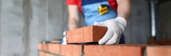 Handyman arbetar på nytt projekt — Stockfoto