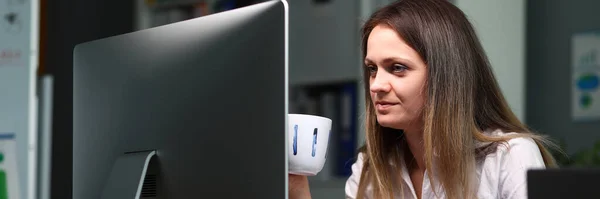 La mujer no se separa del trabajo y bebe té — Foto de Stock