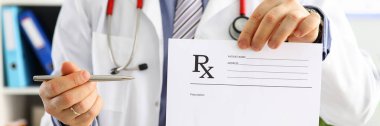 Erkek tıp doktor yardım et reçete hastaya