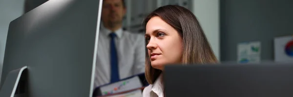 Mujer con mirada seria —  Fotos de Stock