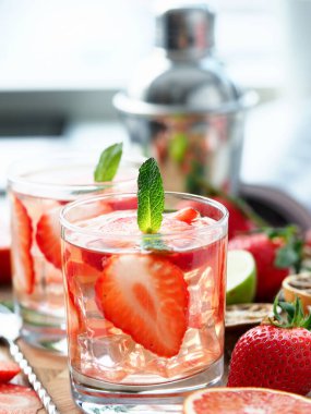 Masalar meyve ve bardaklarla dolu.