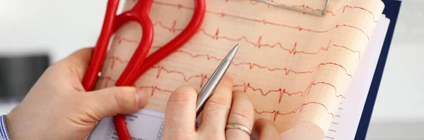 Mannelijke arts handen met cardiogram grafiek — Stockfoto