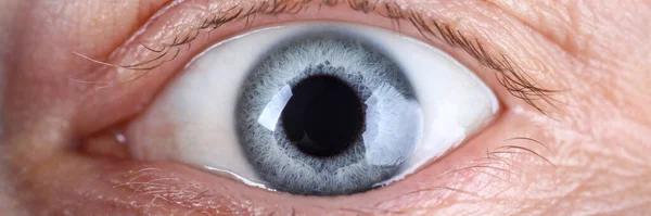 Крупный план мужского глаза с большим количеством морщин — стоковое фото