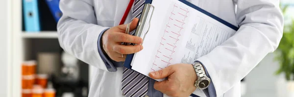 Hombre doctor mano hold documento pad —  Fotos de Stock