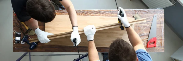 Les hommes mesurent l'épaisseur du bois — Photo