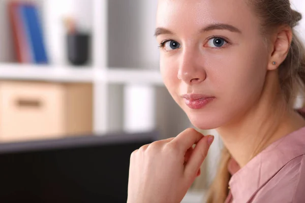 Lovely lady in office — ストック写真