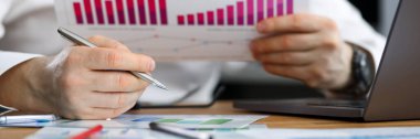 İşadamı istatistiksel mali raporu gözden geçirdi