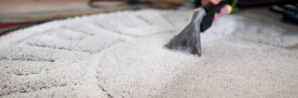 Pembantu tangan membersihkan karpet dengan pembersih vacuum cleaner — Stok Foto