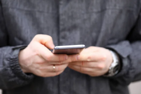 Mannelijke typemededeling met vinger — Stockfoto