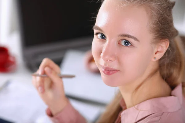 Cute woman writing report — Stockfoto