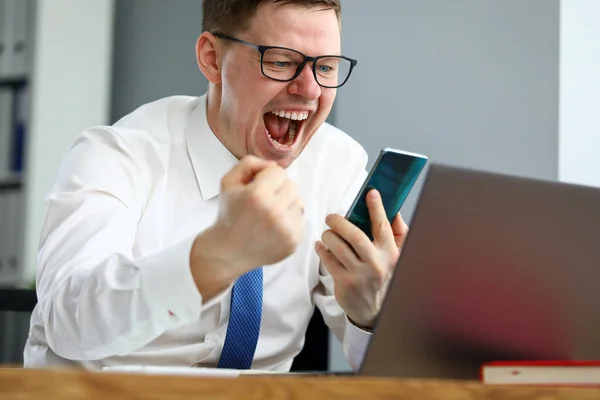 Maschio manager urlando e articolando mentre guardando smartphone — Foto Stock