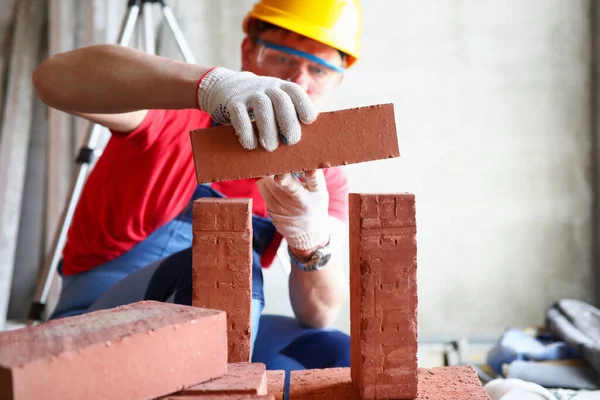 Homme construisant un mur de briques — Photo