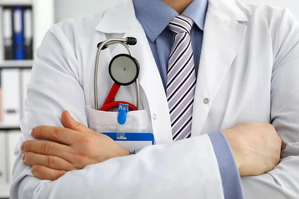 Manlig medicin terapeut läkare bröstet med stetoskop i fickan — Stockfoto