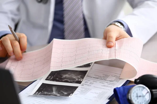 Lékař vysvětluje kardiogram data, konzultace. — Stock fotografie