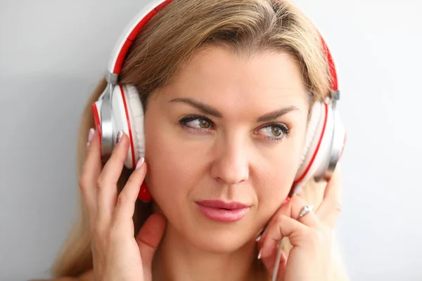 Mulher pensativa ouvindo música — Fotografia de Stock