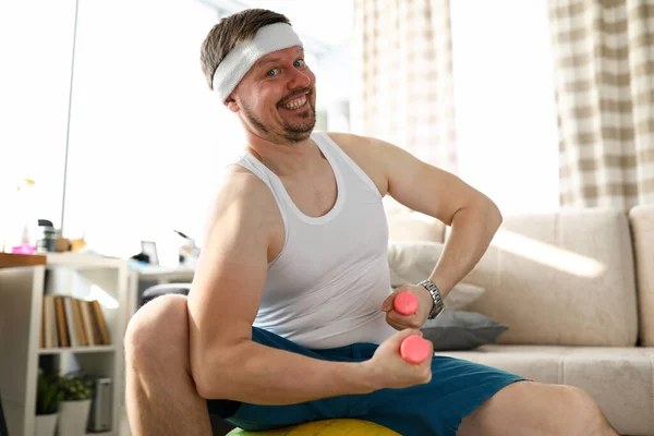 Quarantined man holding dumbbells in his hands — Stock Photo, Image