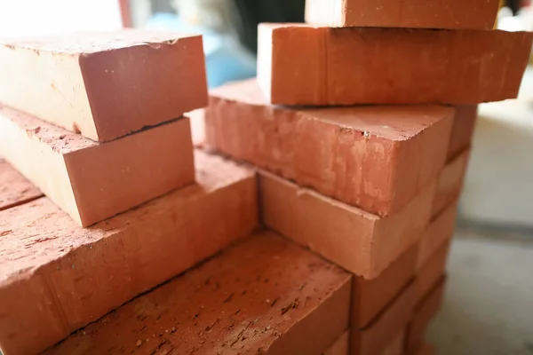 Les matériaux de construction sont sur le sol, pile de briques rouges — Photo