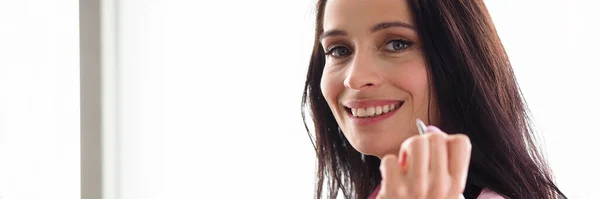 Office worker girl holding pen face and smiling — Stock Photo, Image