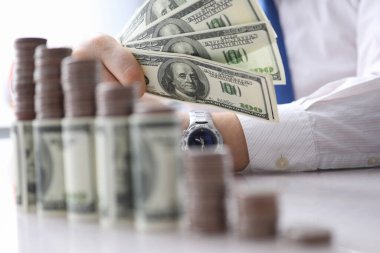 Adam elinde dolarları tutuyor, yatırım yapıyor.
