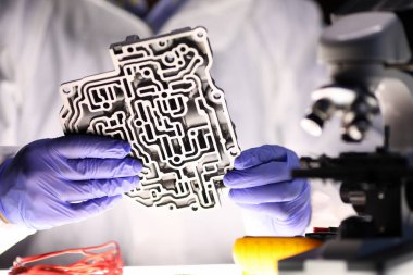 Adam metali otomatik vitesten ayırıyor.