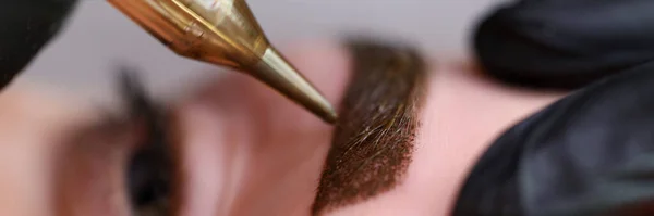 Schönheitsmeister machen permanentes Augenbrauen-Make-up — Stockfoto