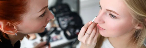 Vrouw zittend in stoel in salon — Stockfoto