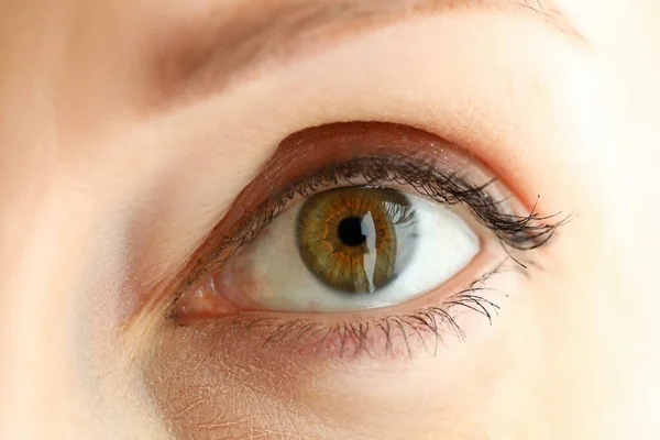 Žena vlevo oranžová zelená zbarvené úžasné oko — Stock fotografie