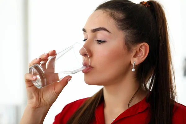 Belle fille au travail boit de l'eau du verre — Photo