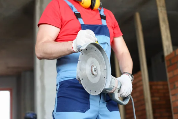 Construtor é segurando ferramenta para serra circular para metal — Fotografia de Stock