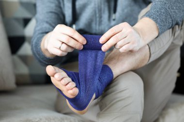 Adam bandajla esnedikten sonra bacağını çekiyor.