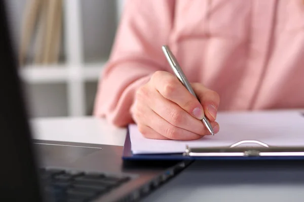 Κοντινό πλάνο, γυναικεία χέρια κρατώντας σημειώσεις με γραφείο στυλό — Φωτογραφία Αρχείου