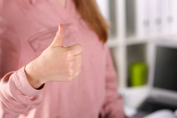 Ragazza in abiti da lavoro mostra gesto di approvazione — Foto Stock