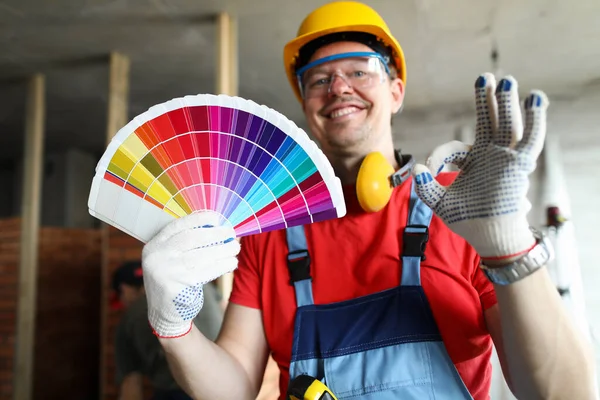 El casco del constructor muestra muestras de color para elegir — Foto de Stock