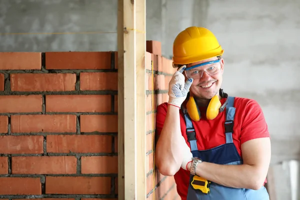 Construtor feliz fica em alvenaria e sorri — Fotografia de Stock