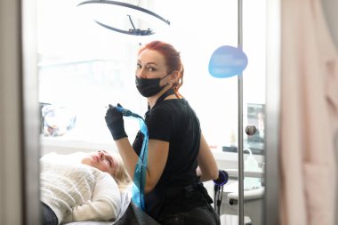 Koruyucu maskeli ve eldivenli bir kadın.