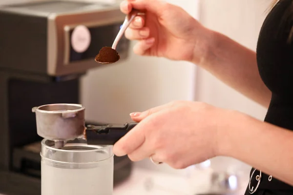 Feminino fazer delicioso cappuccino — Fotografia de Stock