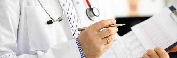 Médico de medicina masculino mano sosteniendo pluma de plata — Foto de Stock