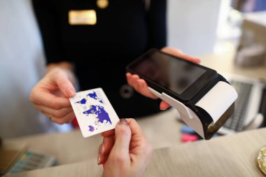 Alışveriş merkezinde indirim var.