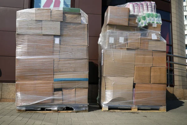 Enorme stapel kartonnen dozen samen verpakt met stretch tape — Stockfoto