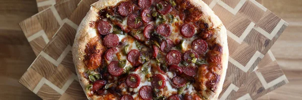Вкусная пицца с сосисками лежит деревянная поверхность — стоковое фото