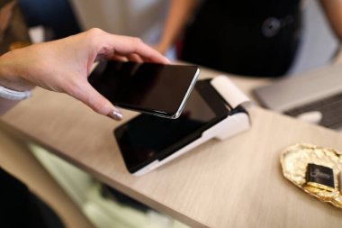 Temassız ödeme için eller akıllı telefonu tutsun