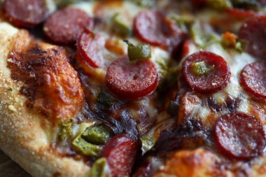 Peynirli taze fırında pizza ve acı biberli pizza.