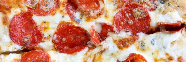 Pizza fresca assada com queijo crocante e pepperoni quente e saboroso pronto para comer — Fotografia de Stock
