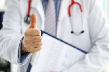Elinde belge tutan erkek doktor.