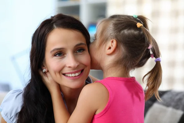 Criança abraçando alegre mamãe — Fotografia de Stock