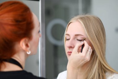 Açık renk saçlı, güzel bir kadın.