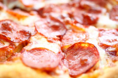 Fırında taze pizza, kabuklu peynir ve yemeye hazır sıcak biberli pizza.